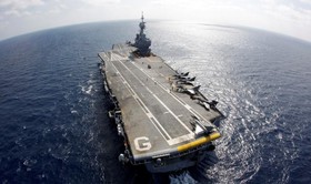 اعزام ناو هواپیمابر «شارل دو گل» به خلیج فارس / اولاند: عملیات علیه داعش شدیدتر می‌شود