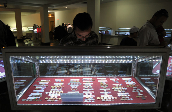 اهدای سکه‌های دو هزار ساله، به موزه سکه آستان‌قدس رضوی