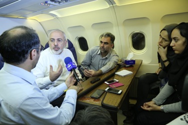 ظریف : زمینه برای حل موضوع هسته ای کاملا فراهم است/تفاوت ماهوی بین مخالفین داخلی و خارجی مذاکرات