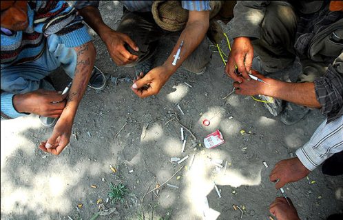 افزایش ۶۰درصدی تولید تریاک درافغانستان ودسترسی هرچه آسانتر به مواد مخدر درایران/معتادان هر روز بیشترمیشوندو جوانتر؛اشکال درشیوه مبارزه با مواد مخدر است/ زندانها پر شده ازقاچاقچی اما اعدام هم مشکل را بیشتر میکند