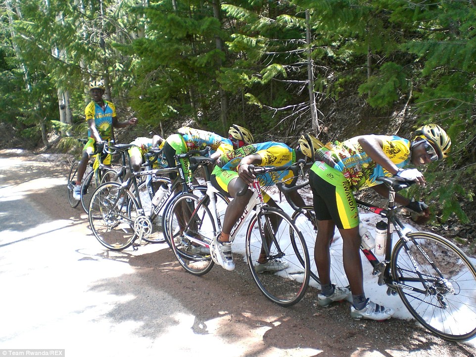 اقدام جالب دوچرخه سواران تیم ملی رواندا در حین مسابقه + تصاویر 