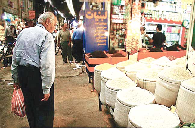 نظارت مستمر بر عرضه کالاهای اساسی در بازار شب عید 