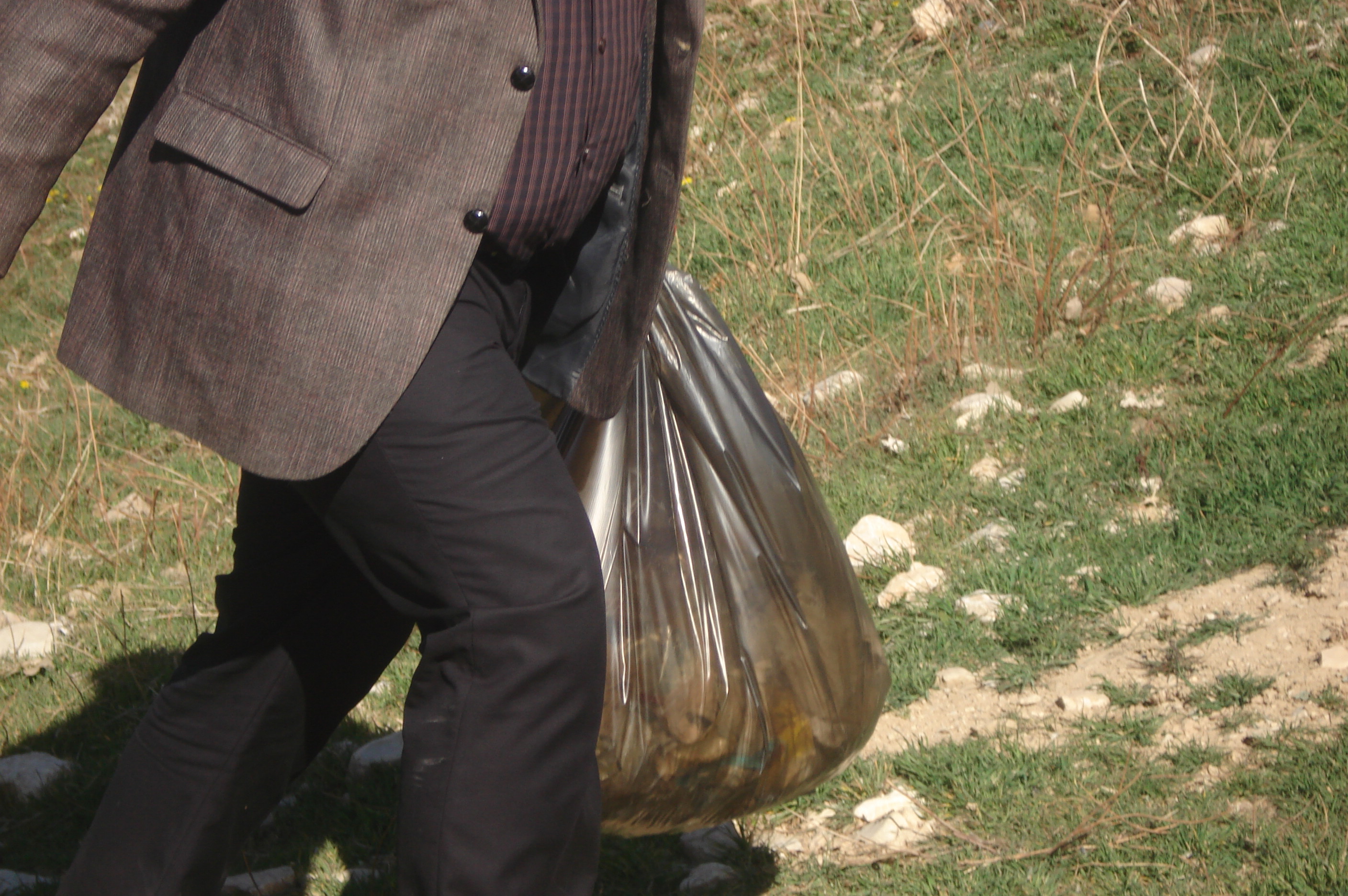 یک متخلف به پاکسازی زباله های حاشیه تالاب «چغاخور» محکوم شد 