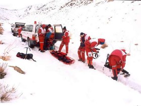 نجات سرنشینان ۱۵۰خودروی گرفتار برف درجاده هراز