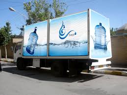 توزیع آب معدنی و نوشیدنی در بوستان‌های منتخب سطح شهر مشهد
