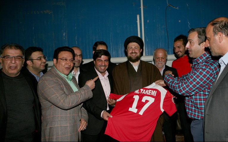 پيراهن طارمي به نوه امام خميني(ره)‌رسيد+عكس