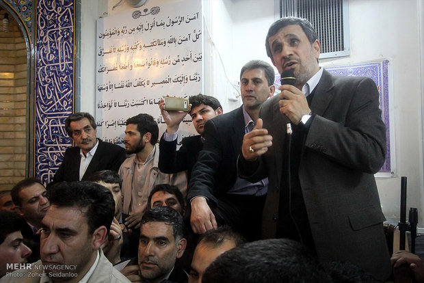 نشست فعالان فرهنگی سیاسی با حضور احمدی نژاد در مشهد تشکیل شد