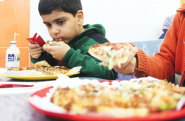 «تغذیه نامناسب» کودکان ایرانی را قد کوتاه کرده است