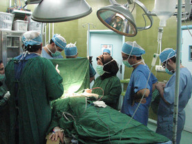 عمل جراحی بیمار دارای تومور مغزی بدون بیهوشی کامل