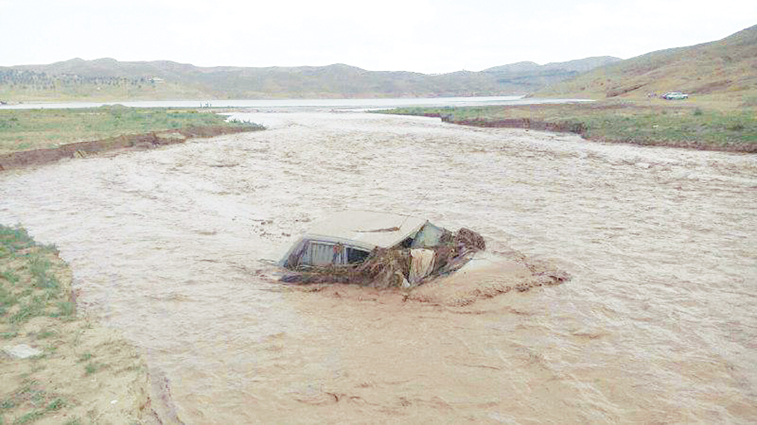 نجات بیش از 70 نفر از میان سیلاب عصر روز گذشته در رودخانه منتهی به سد کارده