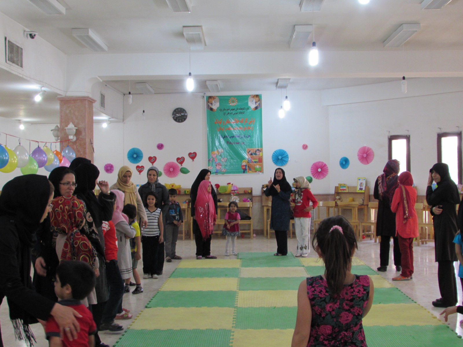 اولین کارگاه خلاقیت مادر و کودک در کتابخانه عمومی امام علی(ع) یزد برگزار شد