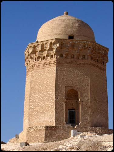 گنبد عالـی و گنبد سنگـی هک ابرکوه، نمونه هایی از معماری سنتی یزد