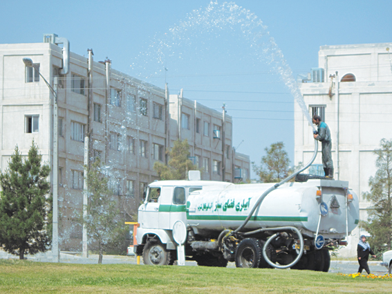 پارک ها و فضاهای سبز شهر ایلام با آب غیرشرب آبیاری می شود

