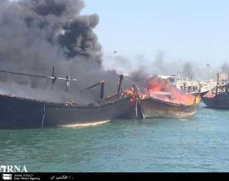 شعله های سرکش آتش در اسکله بندر دیر بوشهر مهار شد/ ۱۶ شناور سوخت