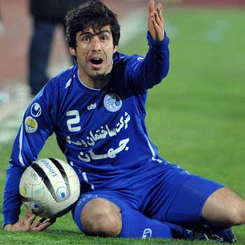 استقلال: خسروحيدري براي تمديد قراردادش گروكشي نمي كند