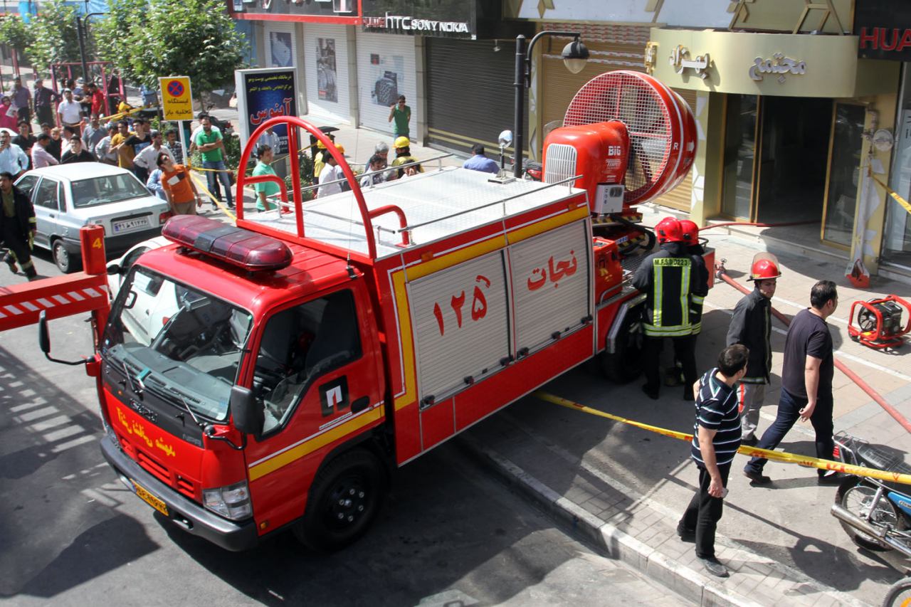 مهار آتش و نجات ۱۴ شهروند در یک مجتمع تجاری _ درمانی 
