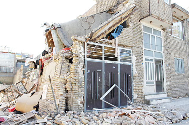 تخریب آپارتمان 2 طبقه به دلیل گودبرداری  غیراصولی  در مشهد