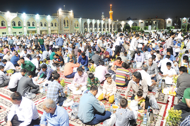  هر شب ۷۰ هزار روزه دار، بر سفره کریمانه حضرت رضا(ع) اطعام می‌شوند