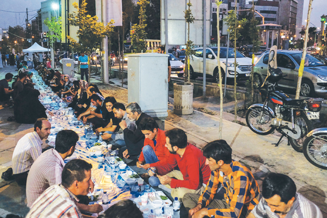 توزیع روزانه ۳ هزار  بسته افطاری در ماه مبارک رمضان در مشهد