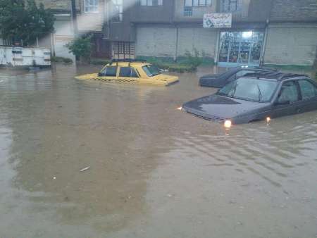 خسارت سیلاب به بازار و منازل مسکونی در سقز