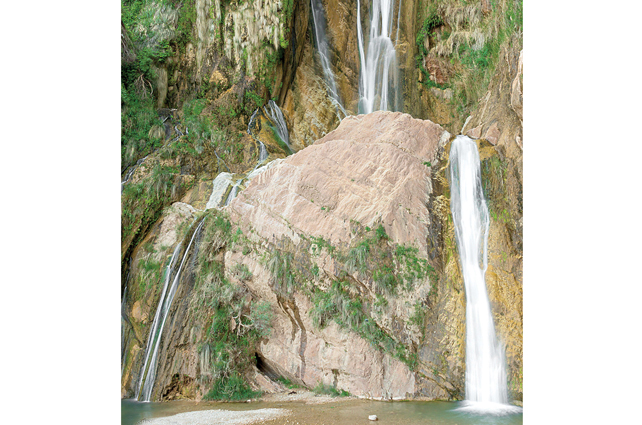 آبشاری در جنگل‌های بلوط