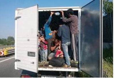  ۸۶ پناهنده  دریک کامیون !