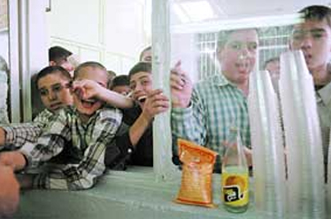 نقش بوفه های مدارس در چاقی نوجوان / مدیر مدرسه از پس فروشنده برنمی‌آید!