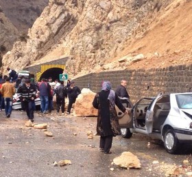 ریزش سنگ در جاده اهر، جان یک زن را گرفت