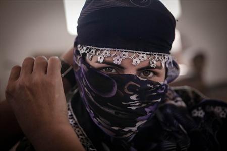 دختری که گوش داعشی هارا میبرد+عکس