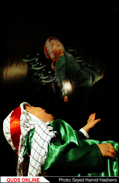 کودکی که بادستان کوچکش گره های بزرگ را باز میکند+تصاویر