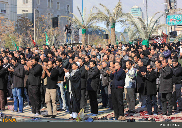 نماز جماعت عزاداران حسینی در ظهر عاشورا