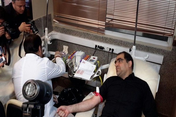 نذر خون وزیر بهداشت در عاشورای حسینی/ضرورت فرهنگسازی اهدای خون