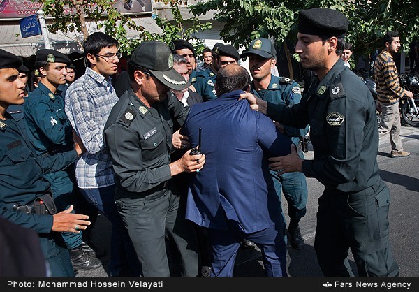 برگزاری جلسات دارای مجوز وناتوانی دولت از تامین امنیت / چه کسانی از امنیتی کردن فضای انتخابات سود میبرند؟/ میدان دادن به فتنه گران با مجوز وبی مجوز، غیر قانونی است