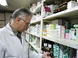 حمله در تلویزیون به هلال‌احمر/ داروهای انحصاری داروخانه هلال‌احمر در بازار سیاه چه می‌کند؟