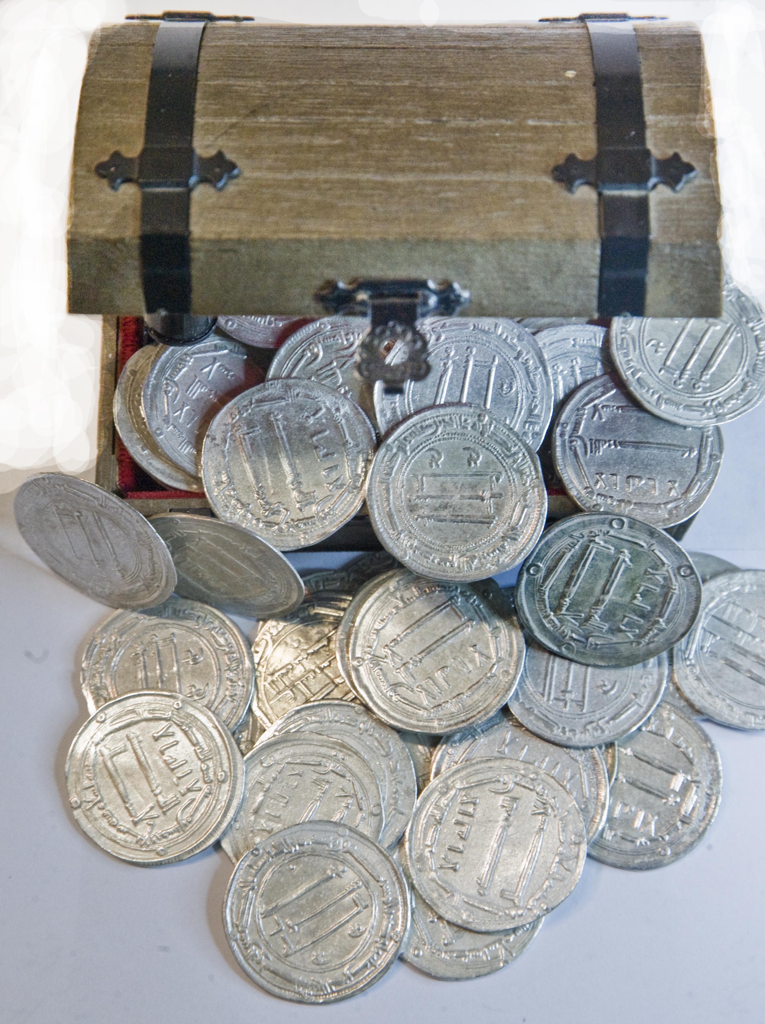  صد سکه نقره خلفای عباسی توسط دو مجموعه‌دار یزدی و تهرانی به  موزه آستان قدس رضوی اهدا شد