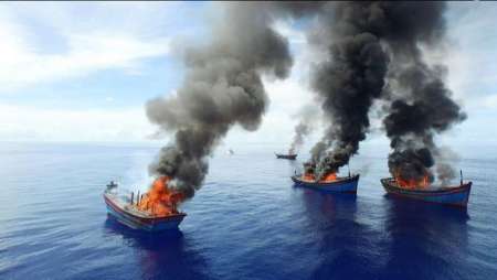 اندونزی سه قایق ماهیگیری مالزی را به آتش کشید/ احتمال افزایش تنش های مرزی
