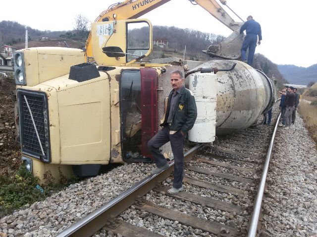 واژگونی کامیون سیمان بر روی ریل را ه آهن