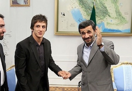 افشای پشت پرده اهدا مدال سوریان به احمدی‌نژاد