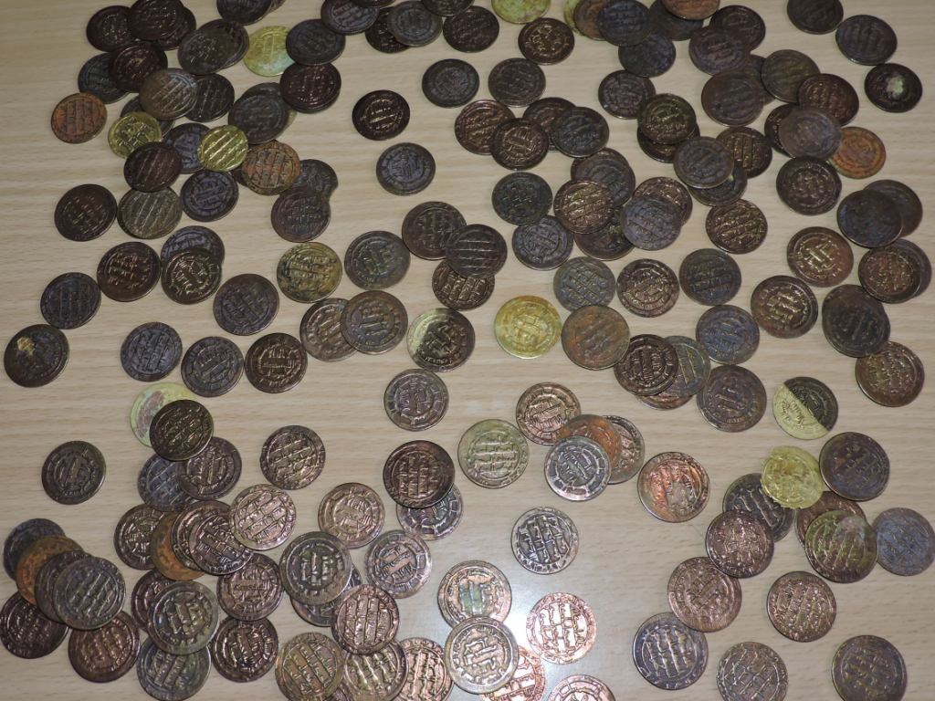 ۶۰ سکه و صندوقچه قدیمی در فریمان کشف شد