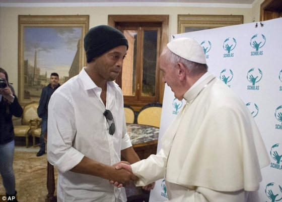 ملاقات ستاره پیشین فوتبال جهان با پاپ + عکس