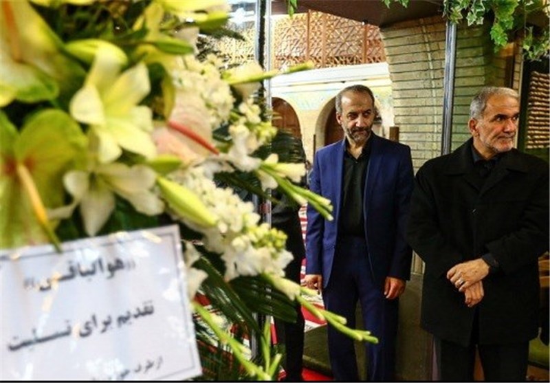 عکس/ احمدی نژاد در مجلس ختم خواهر سرافراز