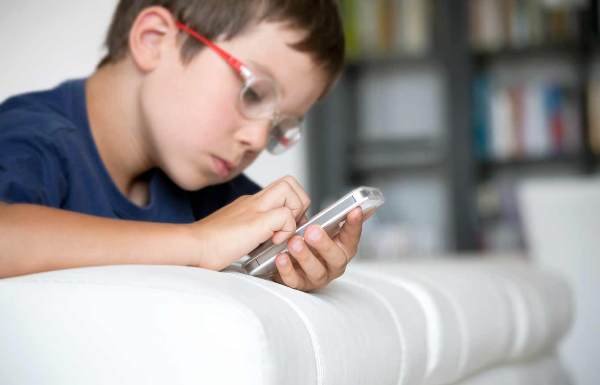 اعتیاد به موبایل و فضای مجازی در کودکان بررسی می شود