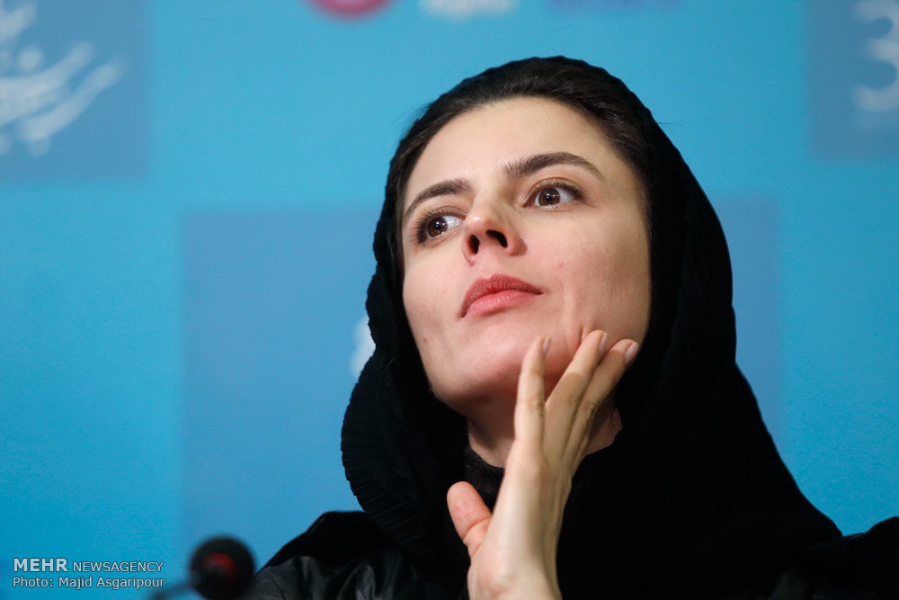 لیلا حاتمی، عصبانی در مقابل خبرنگاران/ اول فارسی تان را خوب کنید