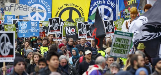تظاهرات  ضد سلاح هسته اي هزاران شهروند انگلیسی
