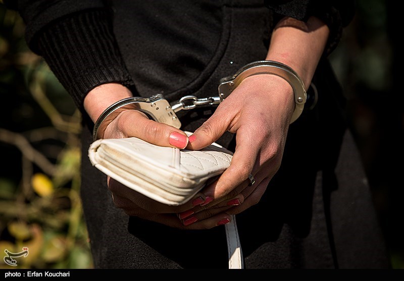 دستگیری سارق کیف‌زن با ۴۰ فقره سرقت در شیراز 
