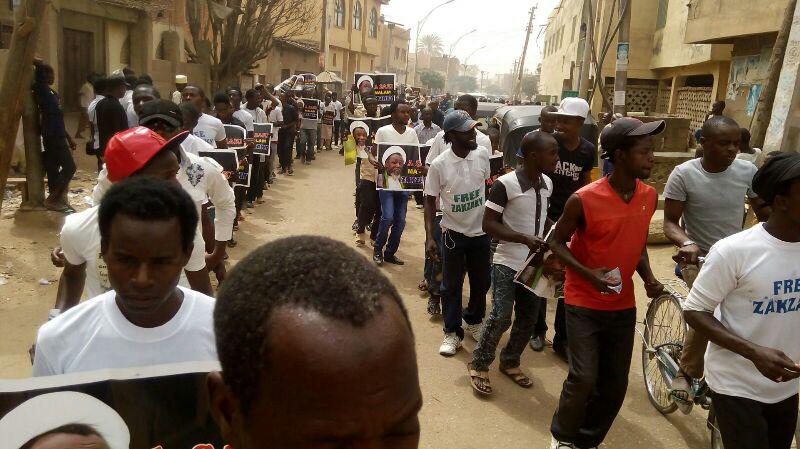 صدها جوانان نیجریه ای برای آزادی شیخ زکزکی به خیابان ها ریختند+عکس