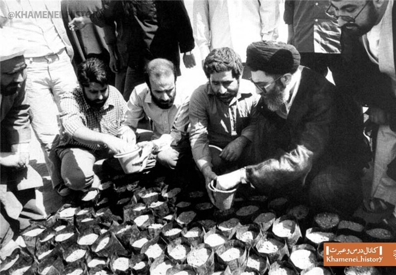 تصویری دیده‌نشده از امام خامنه‌ای در حال کاشت بذر نهال 