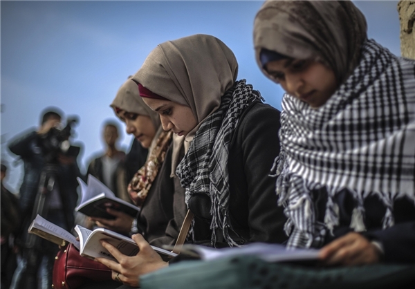 برپایی زنجیره انسانی خواندن کتاب در غزه در حمایت از انتفاضه سوم