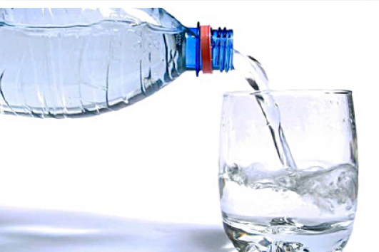 روزانه ۷ لیوان آب بنوشید تا کمتر غذا بخورید!