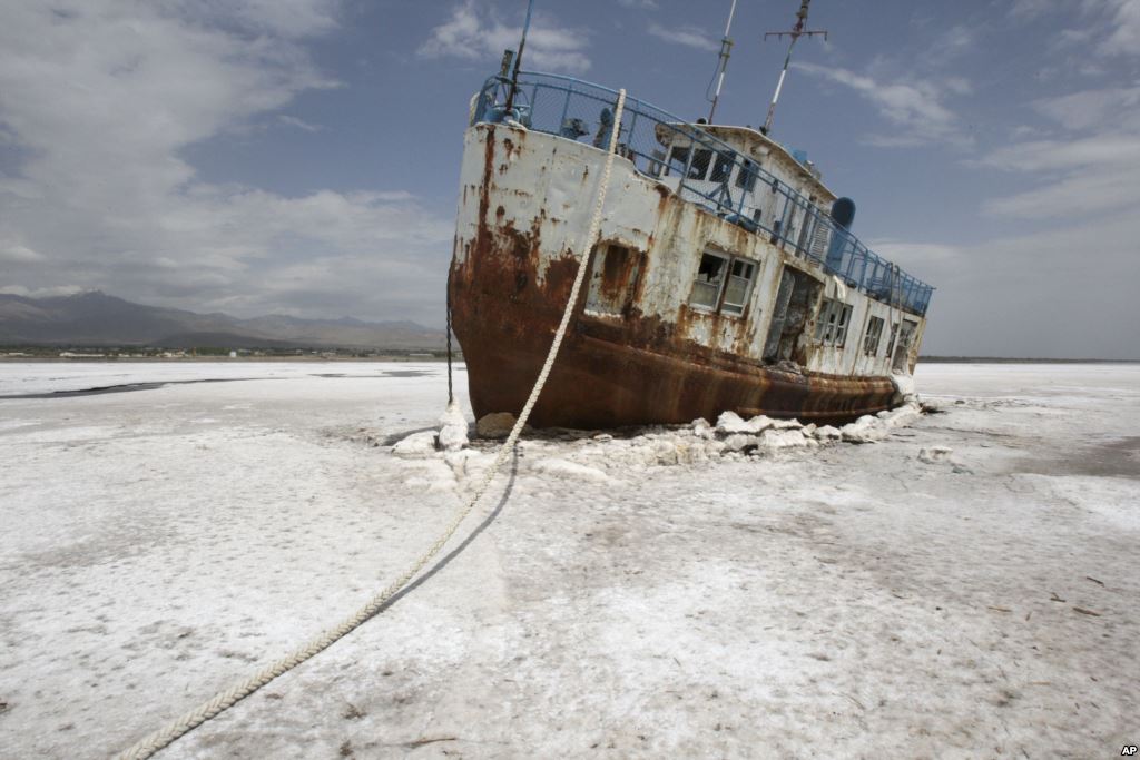  خشک شدن دریاچه ارومیه سلامت مردم را به خطر می‌اندازد